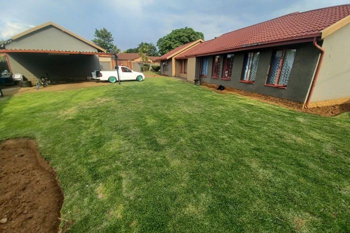 Dalpark House For Sale: 3 beds, double garage, electric fencing, spacious garden.