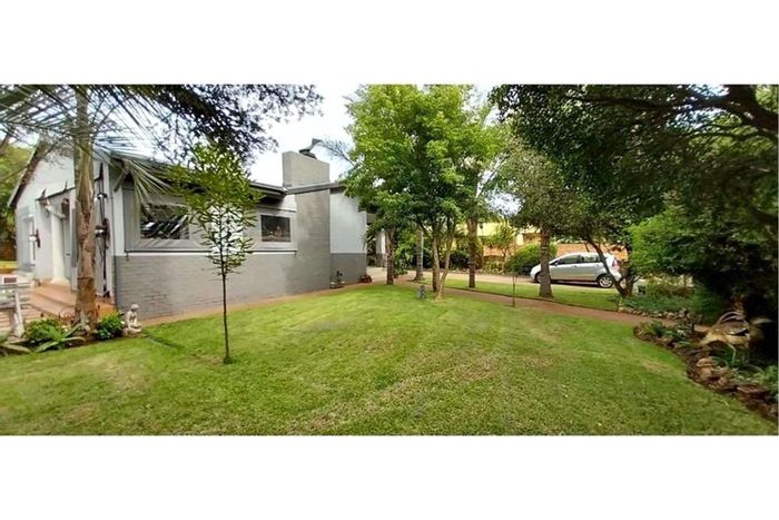 Lyttelton Manor House For Sale: 4 bedrooms, pool, braai area, no power disruptions.