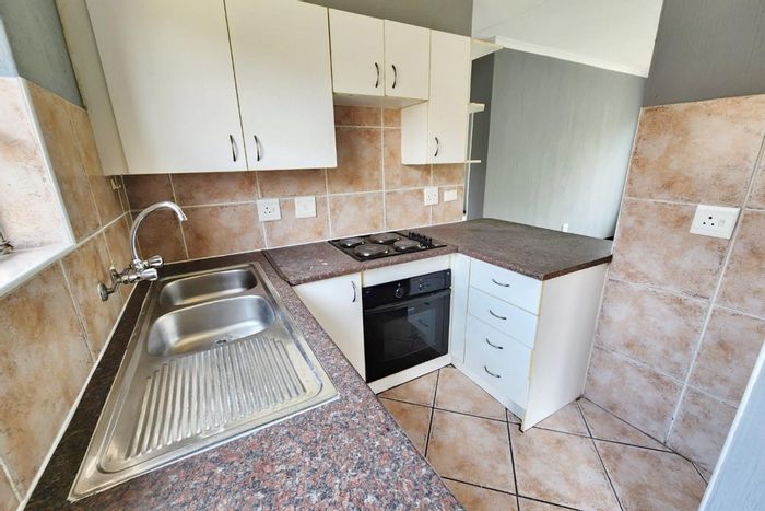 For Sale: Apartment in Wilgeheuwel with 2 bedrooms, prepaid electricity, and carport.