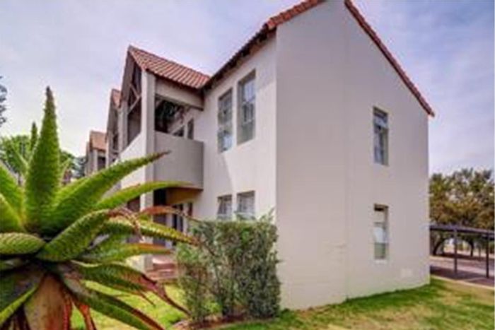 Buccleuch Townhouse For Sale: Secure complex, pool, gym, private garden, near Mall.