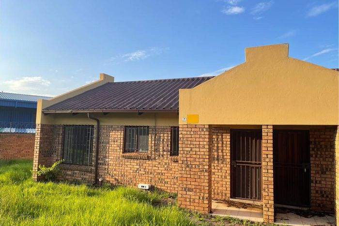 Die Heuwel Townhouse For Sale: 2 bedrooms, dining area, close to amenities.