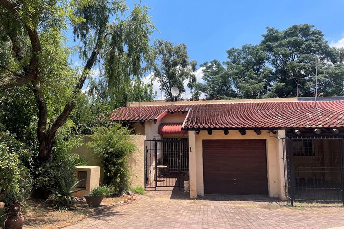 Rivonia Cluster For Sale: 4 beds, 3 baths, garage, courtyard, ideal for investment.