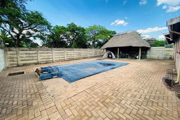 For Sale: Spacious 4-bedroom house with flatlet, pool, and ample parking in Vanderbijlpark Sw.