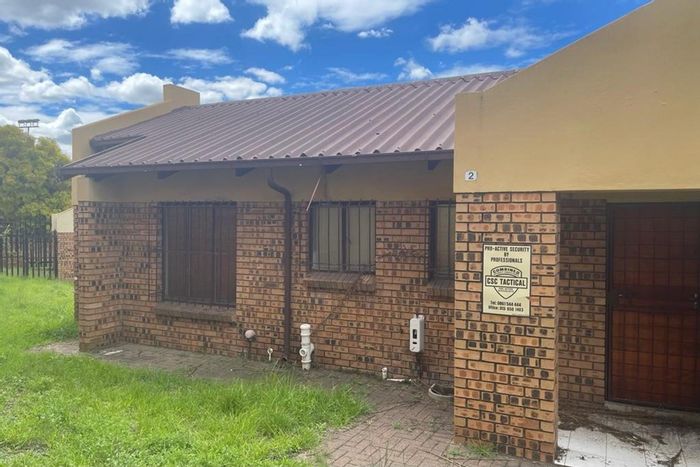 Die Heuwel Townhouse For Sale: 3 Bedrooms, open plan living, near amenities.