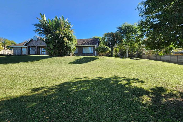 For Sale: Spacious 5-bed house in Lincoln Meade with pool, garden, and garage.