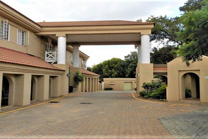 Parys Central Apartment For Sale: Secure living, care services, river access, and gardens.