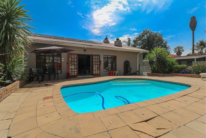 For Sale: 3-Bedroom House in Selcourt with Heated Pool, Flat, and Double Garages.