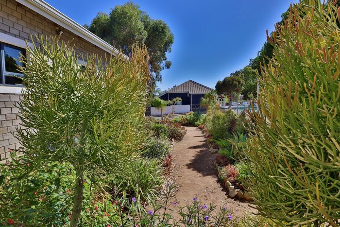 For Sale: House in Darling Central with versatile spaces, borehole, and garden.