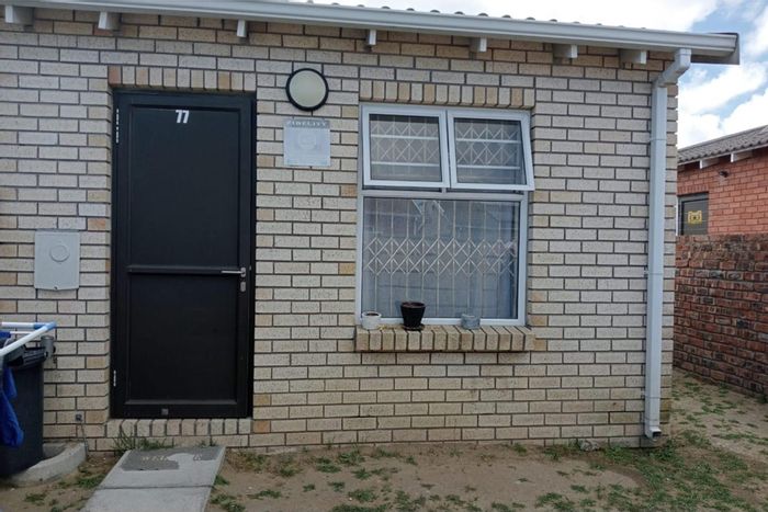 Walmer Link House For Sale: 2 bedrooms, parking, security, and solar geyser.