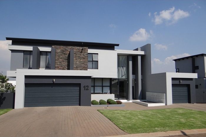 For Sale: Spacious 5-Bedroom House in Midstream Ridge Estate with Pool and Study.