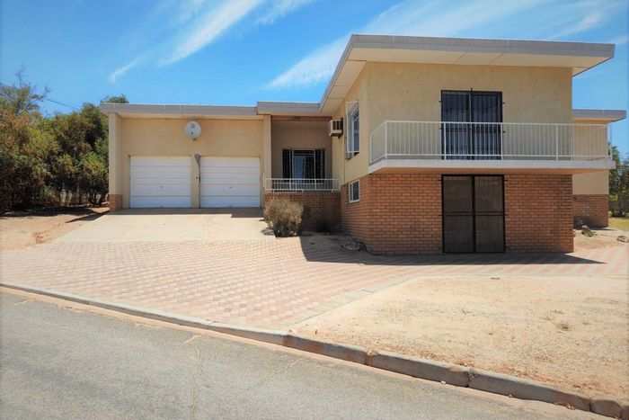 For Sale: Spacious 5-bedroom house with double garage in Moorreesburg Central.