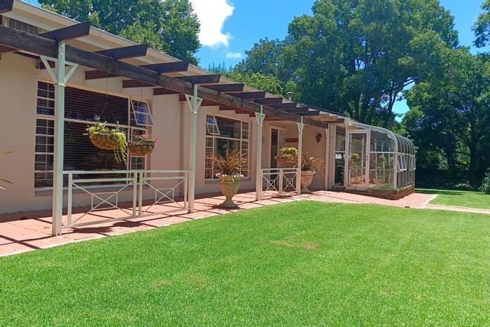 Harrismith Central House For Sale: 5 bedrooms, business unit, pool, garages.