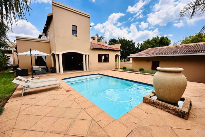 North Riding House For Sale: Pool, double garage, pet-friendly garden, spacious layout.