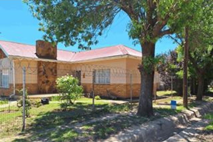 House For Sale in Steynsburg Central: 3 beds, large erf, borehole, and flat potential.