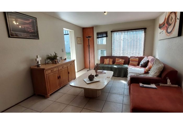 Mulbarton Townhouse For Sale: 2-3 Bedrooms, Pool, Pet-Friendly, 24-Hour Security.