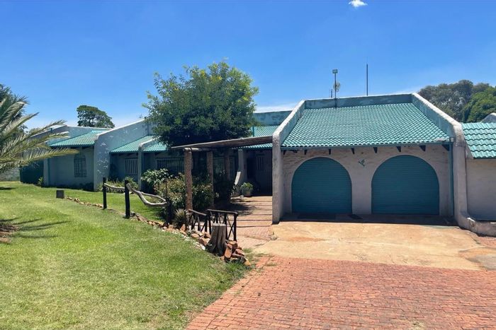 Rietspruit House For Sale: 8 bedrooms, pool, flatlet, ideal for workers.