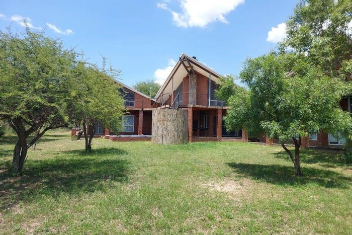 House for Sale in Shona Langa: 3 Bedrooms, pool, flatlet, stunning views.