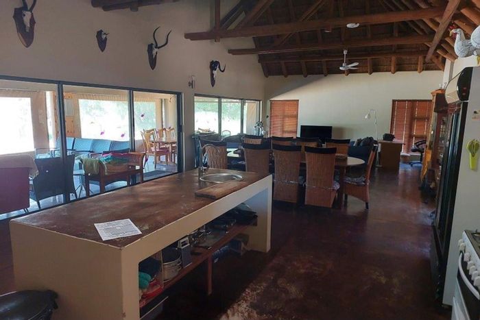 For Sale: Spacious 5-bedroom house in Shona Langa with pool and flatlet.