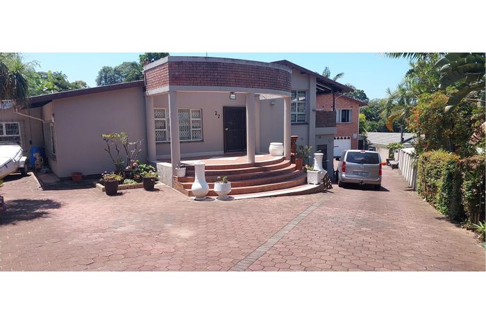 For Sale: House in Amanzimtoti Central with pool, cottages, and spacious entertainment areas.