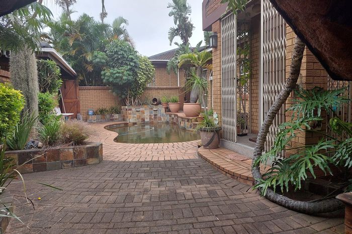 Arboretum Townhouse For Sale: 3 bedrooms, pool, lapa, double garage, solar panels.