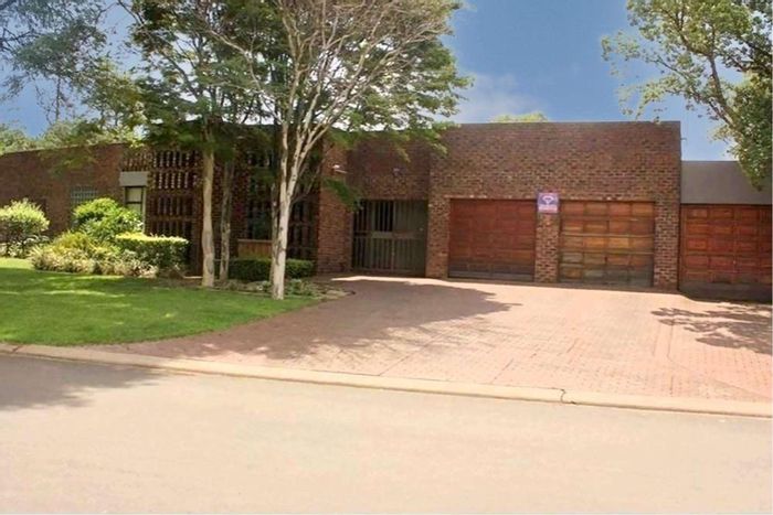 Huttenheights House For Sale: 4 beds, pool, flatlet, and spacious living areas.