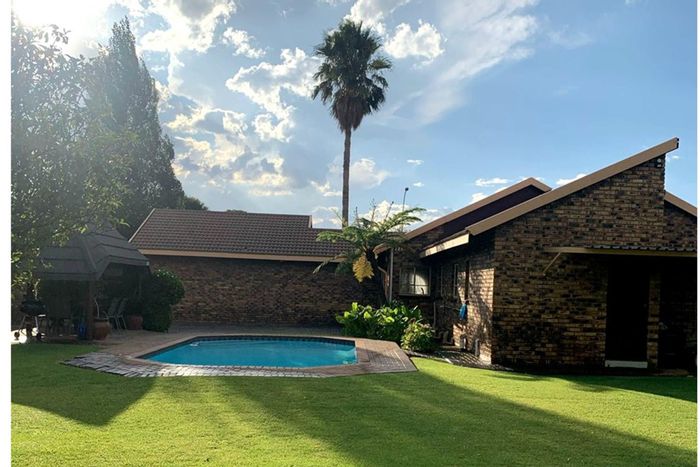 For Sale: Meyerton Ext 6 House with pool, lapa, borehole, and double garage.