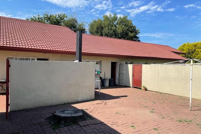 For Sale: House in Kriel Central with 4 beds, outdoor braai area, and well-point.