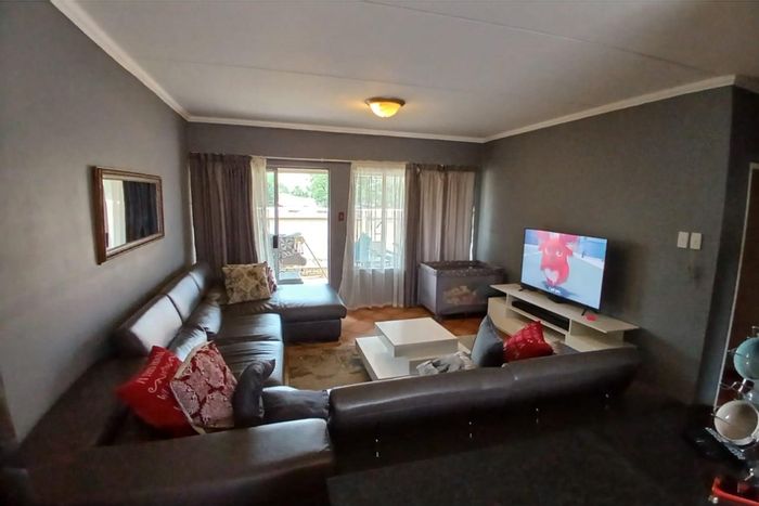 Dalpark Ext 1 Townhouse For Sale: Open-plan, pet-friendly, secure area, covered patio.
