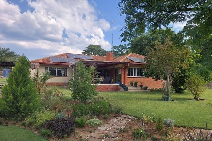 Rooiberg House For Sale: Off-grid living, expansive yard, agricultural potential, community spirit.