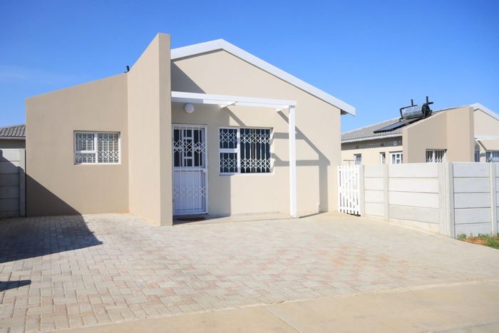 Gonubie Townhouse For Sale: Secure gated community, customizable plots, enclosed yard.