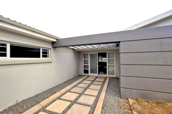 Seemeeu Park House For Sale: Ocean views, open-plan living, built-in braai, pet-friendly.