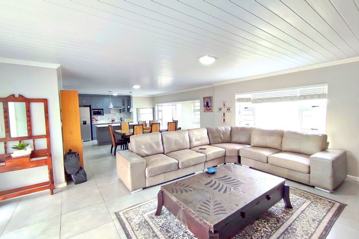 Seemeeu Park House For Sale: Ocean views, open-plan living, built-in braai, pet-friendly.