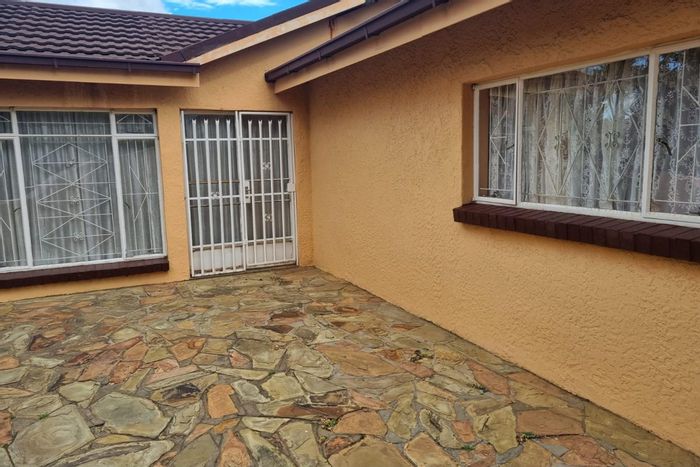 Wilgepark House For Sale: 3 beds, 2 baths, double garage, landscaped yard.