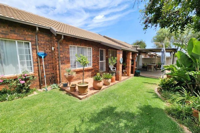 For Sale: Townhouse in Bergbron with double garage, inverter, pool, and pets allowed.