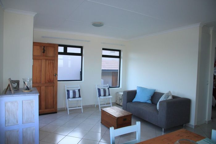 Kidds Beach Apartment For Sale: 2 Bedrooms, solar geyser, parking, near amenities.