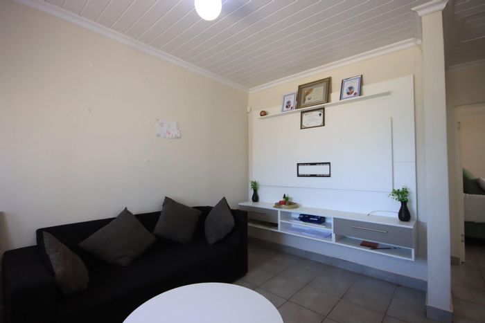 For Sale: 2-Bedroom Townhouse in Braelyn with secure estate and convenient amenities.