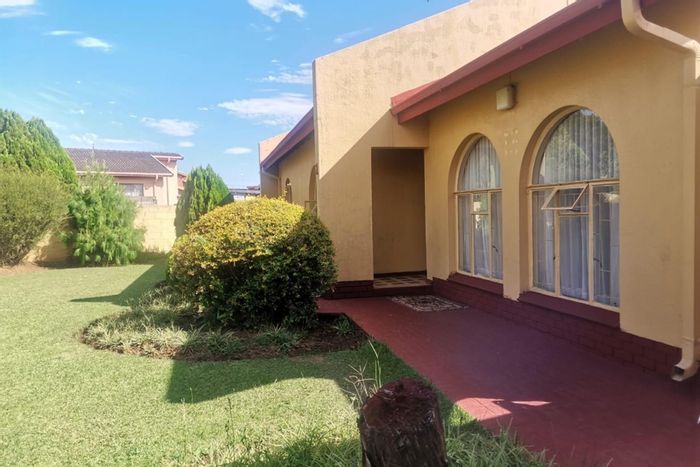 For Sale: Lennoxton House with 3 bedrooms, garden, garage, and carport.