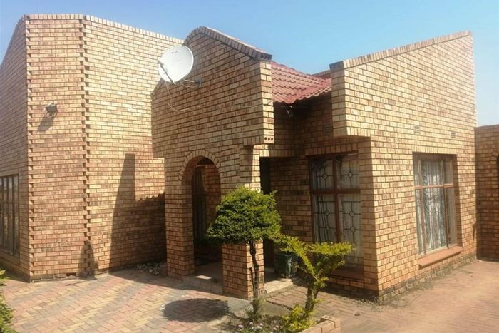 House for Sale in Lebowakgomo Zone A: Renovated, wooden finishes, spacious kitchen.