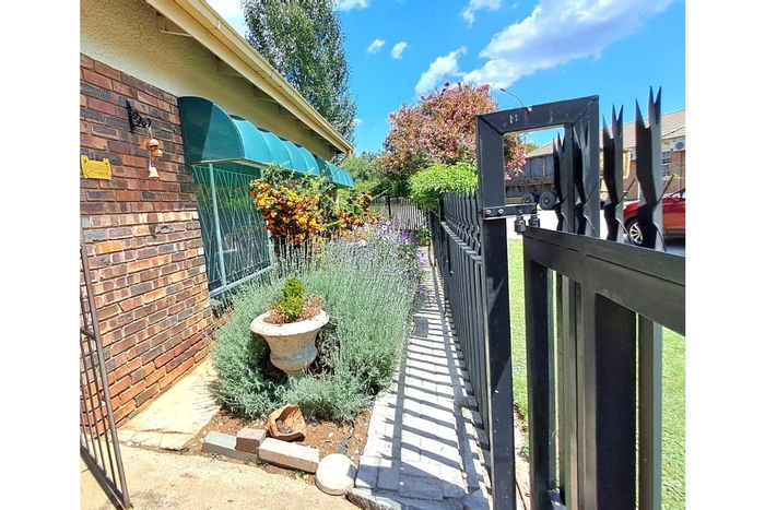 For Sale: Spacious Townhouse in Parys Central with Lapa, jacuzzi, and private backyard.