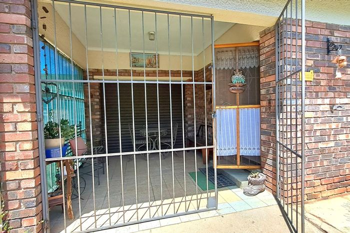 Townhouse for Sale in Parys Central: 2 Bedrooms, Lapa, Jacuzzi, Private Yard.