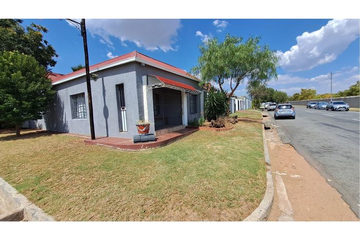 Townhouse for Sale in Parys Central: 2 beds, large kitchen, private backyard, dog-friendly.