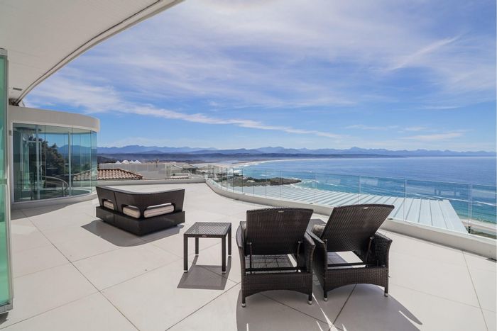 Penthouse For Sale in Signal Hill: Ocean views, automation, jacuzzi, and luxury finishes.