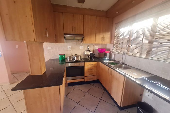 For Sale: 3-Bedroom Apartment in Tulisa Park with Balcony and Ample Parking.