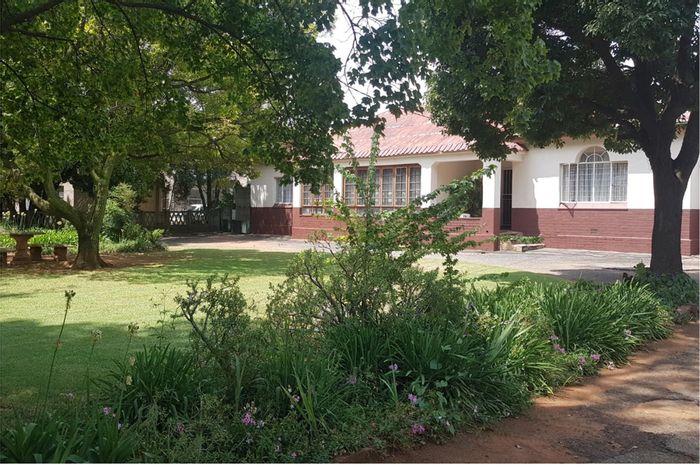 Delville House For Sale: Spacious 3-bed, entertainment area, garages, and garden.