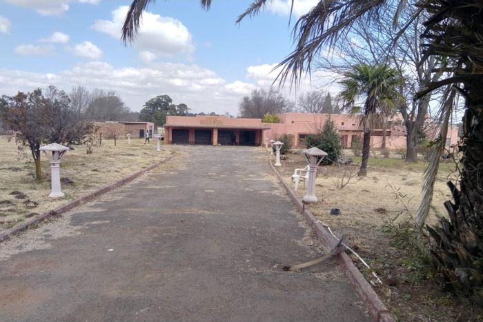 For Sale: 5-hectare Farm in Gardenvale AH with bedrooms, kitchen, borehole, and garage.