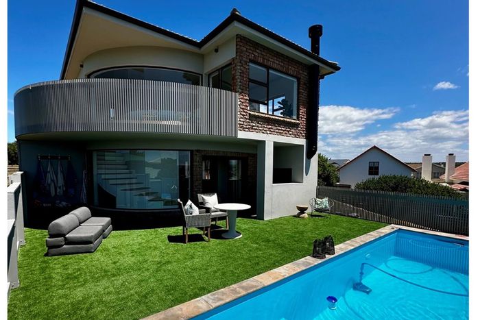 For Sale: House in Stilbaai Wes with pool, en-suite bedrooms, and subdivision potential.