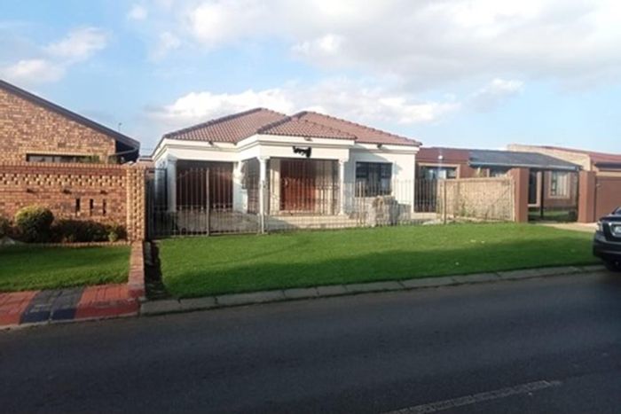 Pimville House For Sale: 3 bedrooms, solar system, garage, near golf course.