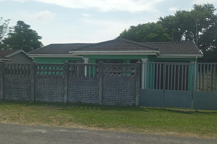 House for Sale in Mkobasa: 3 bedrooms, garage, fitted kitchen, secure fencing.