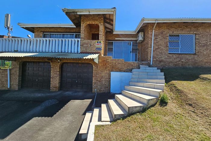 Bombay Heights House For Sale: 4 bedrooms, garage, garden, and scenic views.