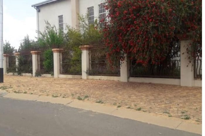 Retail property for sale in Ennerdale: 13 shops, conference center, ample parking.